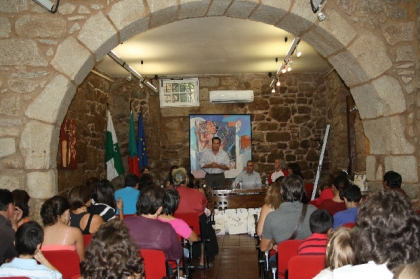 30 famílias carenciadas recebem kit com material escolar