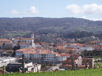 Comércio tradicional sai à rua e aproxima vendedores de compradores com animação à mistura