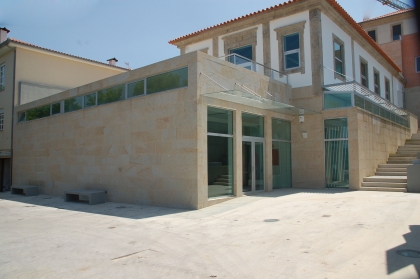 Câmara inauguração Biblioteca Municipal Aquilino Ribeiro. Familiares do escritor presentes