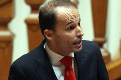 Pedro Mota Soares visita obras do futuro lar do Centro Paroquial e Social de Merufe