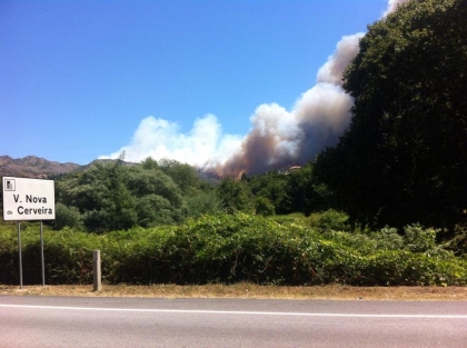 Cerveira: Corporações de todo o país tentam travar 'inferno' de Candemil