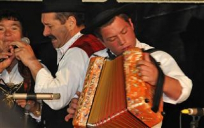 Santos populares e encontro de concertinas em Cambeses e festival de folclore em Moreira