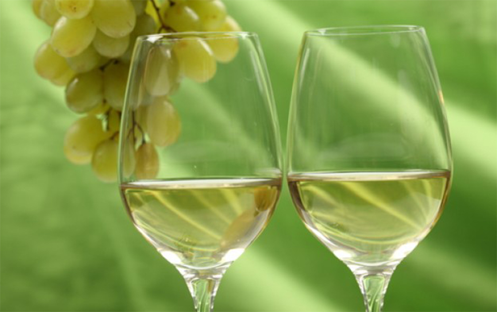 Сорт белого вина 7. Торронтес сорт винограда. Белое вино сорт винограда Совиньон. Ароматы винограда Торронтес. Вионье сорт винограда в бокале.